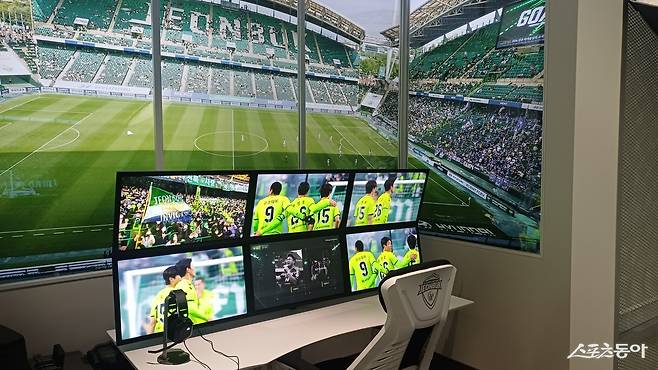 전북 현대가 전주월드컵경기장에 복합문화공간인 ‘팬 익스피리언스센터’를 구축했다. 2026시즌 개막에 맞춰 공식 개관을 준비하는 이곳은 방문객들의 눈과 귀를 즐겁게 할 것으로 보인다.  전주｜남장현 기자