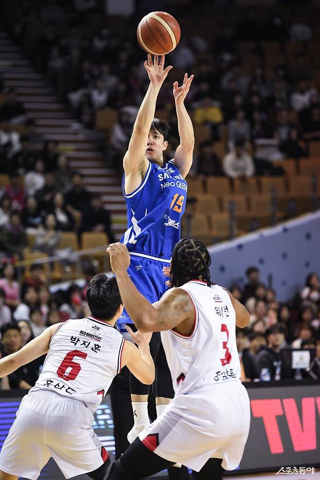 삼성 이근휘(가운데)가 5일 잠실실내체육관에서 열린 정관장전서 3점슛을 시도하고있다. 이근휘는 이번 시즌 3점슛 성공률 45.8%로 팀 내 2위다. 사진제공｜KBL