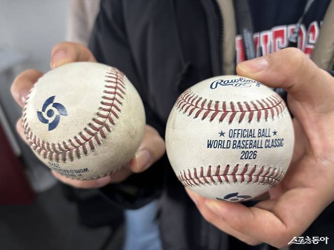 국제대회를 앞둔 선수들의 고민 중 하나가 새로운 공인구에 적응하는 것이다. KBO는 내년 3월 열릴 WBC를 준비하기 위해 2일 시작한 야구대표팀 훈련 때 WBC 공인구를 사용하고 있다. KBO 관계자가 미국 롤링스사의 WBC 공인구를 들어 보이고 있다. 고양ㅣ강산 기자 posterboy@donga.com