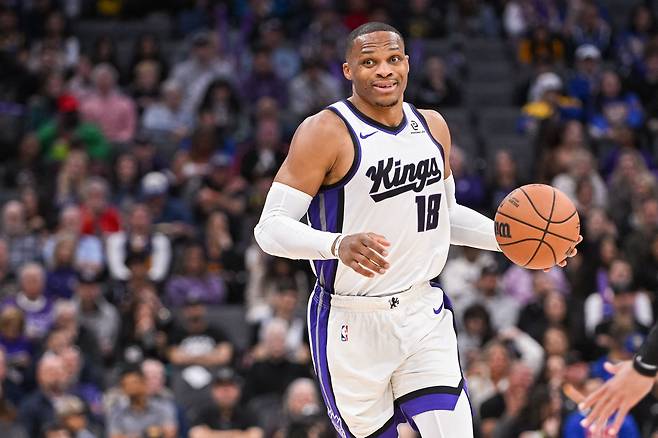 러셀 웨스트브룩이 6일 미국 캘리포니아주 새크라멘토의 골든 1 센터에서 열린 골든스테이트와의 2025~2026 미국프로농구 정규리그 홈경기에서 드리블하고 있다.   새크라멘토 | Imagn Images연합뉴스