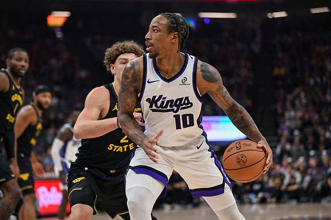 더마 드로잔이 6일 미국 캘리포니아주 새크라멘토의 골든 1 센터에서 열린 골든스테이트와의 2025~2026 미국프로농구 정규리그 홈경기에서 포스트업을 하고 있다.   새크라멘토 | AP연합뉴스