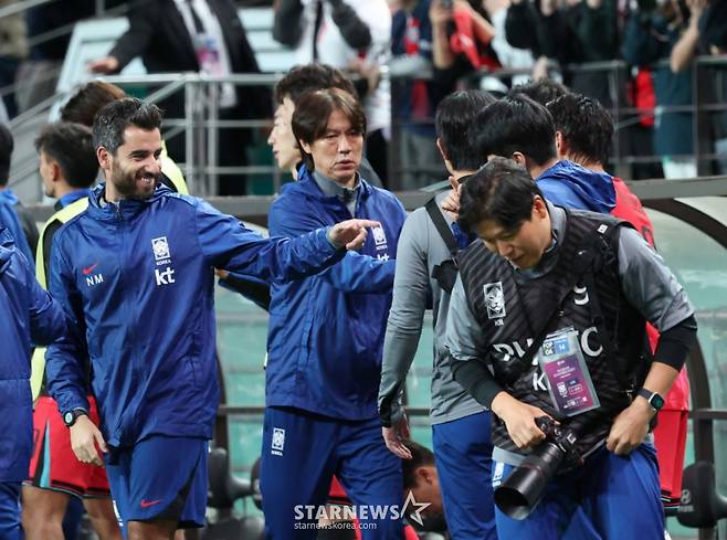 한국 축구 국가대표팀이 14일 서울월드컵경기장에서 파라과이 대표팀과 친선경기를 벌였다.  홍명보 감독이 파라과이에 2-0 승리를 거둔 후 선수단을 격려하고 있다. /사진=김진경 대기자