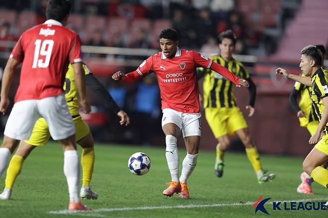 오베르단(가운데)이  6일 오후 7시 포항의 포항 스틸야드에서 열린 2025~2026시즌 아시아축구연맹(AFC) 아시아챔피언스리그2(ACL2) H조 4라운드 경기 중 볼 트래핑하고 있다. /사진=한국프로축구연맹 제공