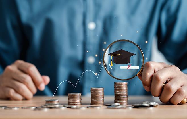 자녀 교육비를 처음부터 높게 설정하면 나중에 되돌리기 어렵다.[사진 | 게티이미지뱅크]