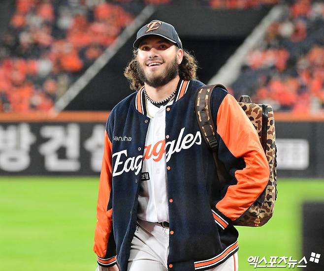 24일 오후 대전 한화생명 볼파크에서 열린 '2025 신한 SOL Bank KBO 포스트시즌' 삼성 라이온즈와 한화 이글스의 플레이오프 5차전 경기, 한화 선발투수 폰세가 웜업을 마치고 락커룸으로 향하고 있다. 엑스포츠뉴스 DB