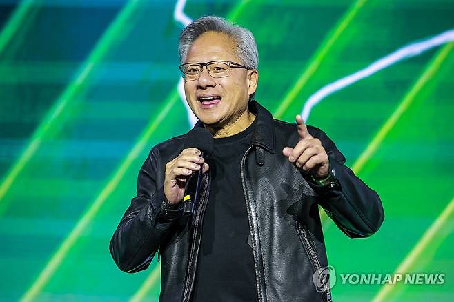 무대 오른 젠슨 황 (서울=연합뉴스) 이진욱 기자 = 젠슨 황 엔비디아 최고경영자가 지난달 30일 서울 코엑스에서 열린 엔비디아의 그래픽카드(GPU) '지포스' 출시 25주년 행사에서 단상에 올라 발언하고 있다. 2025.11.6 [공동취재] cityboy@yna.co.kr