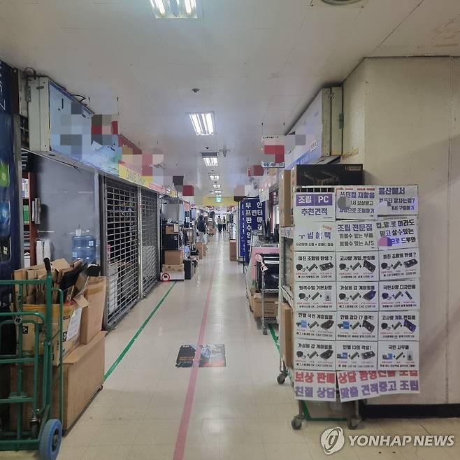 한산한 선인상가 복도 (서울=연합뉴스) 서윤호 인턴기자 = 4일 오후 서울 용산역 인근 선인상가 2층 복도의 모습. 2025.11.4