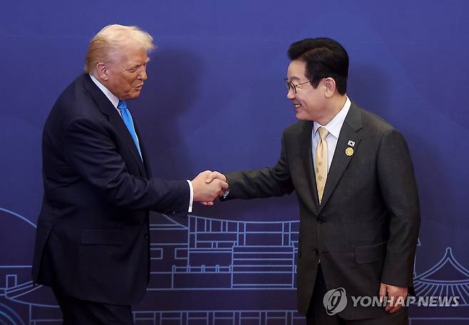 트럼프 대통령 영접하는 이재명 대통령 (경주=연합뉴스) 김도훈 기자 = 이재명 대통령이 29일 경북 경주 힐튼호텔 그랜드볼룸에서 열린 대통령 주최 정상 특별만찬에 앞서 도널드 트럼프 미국 대통령을 영접하고 있다. 2025.10.29 superdoo82@yna.co.kr