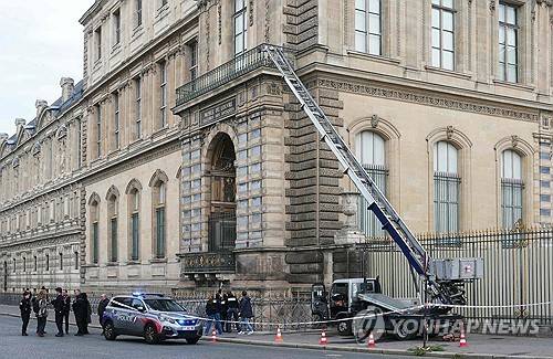 루브르 박물관 절도 현장 외부  [AFP 연합뉴스 자료사진. 재판매 및 DB 금지]
