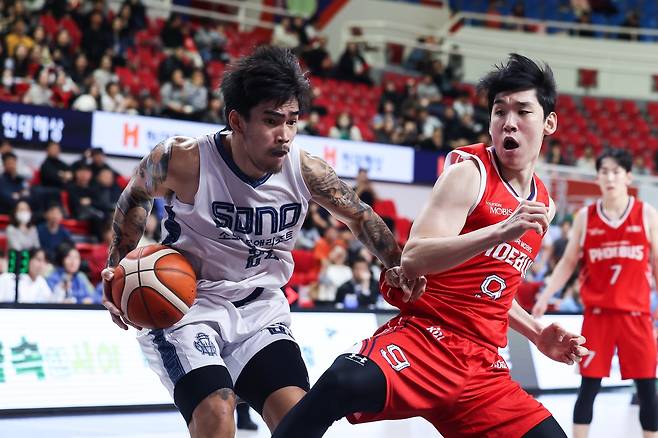 돌파하는 케빈 켐바오(좌측) [KBL 제공. 재판매 및 DB 금지]