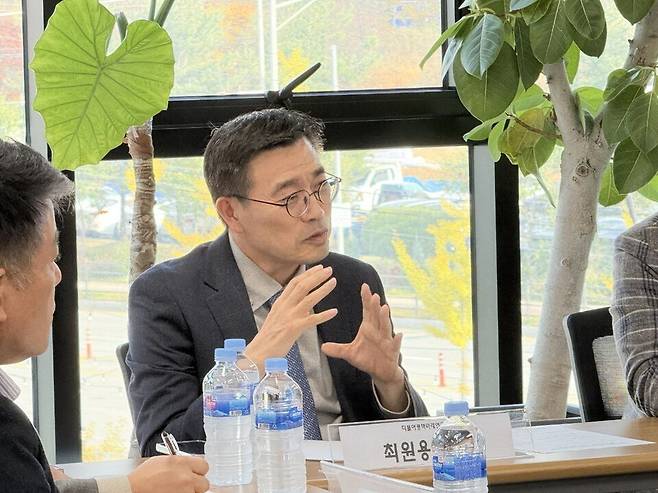 ▲ 최원용 더불어평택미래연구소 대표가 평택지역 소상공인들과 '지역 상권 활성화와 자립기반 강화'를 주제로 타운홀 미팅을 하고 있다. /사진제공=더불어평택미래연구소