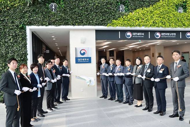 대전세무서는 7일 나라키움 대전통합청사에서 신청사 이전 기념식을 가졌다. 사진은 제막식 모습. /대전세무서 제공