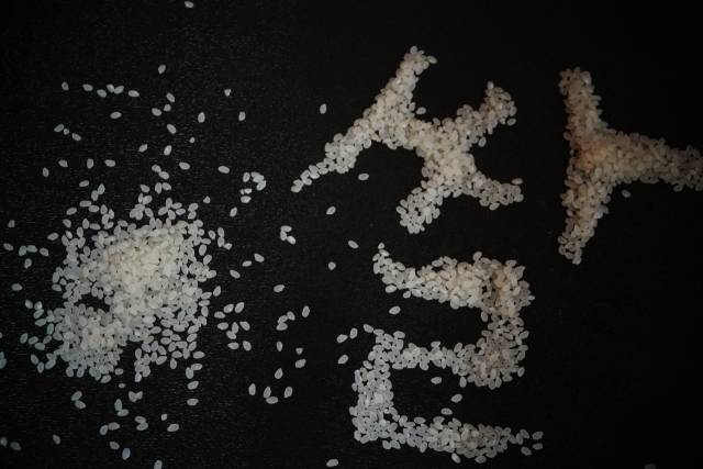 쌀을 생산하는 농부는 민초(民草)의 상징이다. 그러다 보니 정부에서는 이들의 입장을 무시할 수가 없다. 농심이 붕괴하면