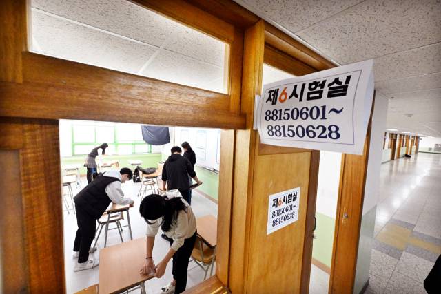 지난해 2025학년도 대학수학능력시험을 하루 앞둔 11월 13일 오후 창원 성산구 토월고에서 재학생들이 수능시험을 치를 교실에서 수험번호를 부착하고 있다./경남신문DB/
