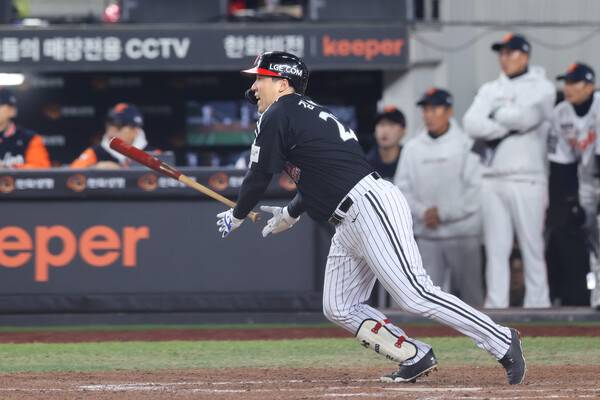 KS 4차전 역전 적시타를 때려내며 데일리 MVP에 선정된 김현수. (사진=LG)