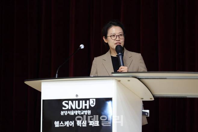 이지영 서울특별시 보라매병원 신경과 교수(희귀질환센터장)가 지난 2일 분당서울대병원 헬스케어이노베이션파크 ‘GV1001 중개·임상연구 학술토론회’에서 ‘최근 PSP 치료제 개발 및 GV1001 임상시험의 진전’ 주제로 강연하는 모습. (사진=삼성제약)