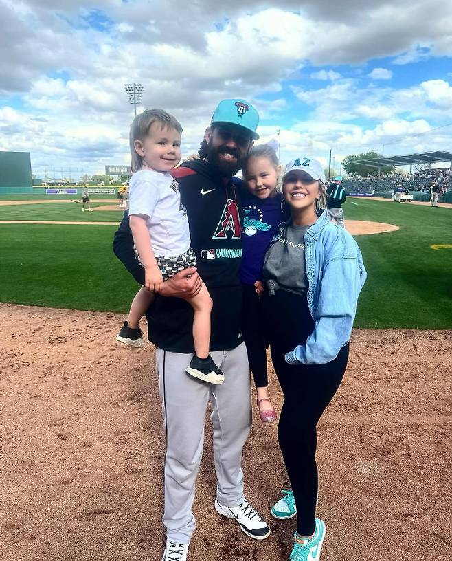 (올 시즌 애리조나에서 뛴 켈리와 그의 가족)