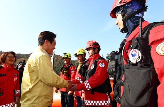 이재명 대통령이 6일 강원도 원주 산림항공본부에서 대원들을 격려하고 있다. 〈사진=연합뉴스〉