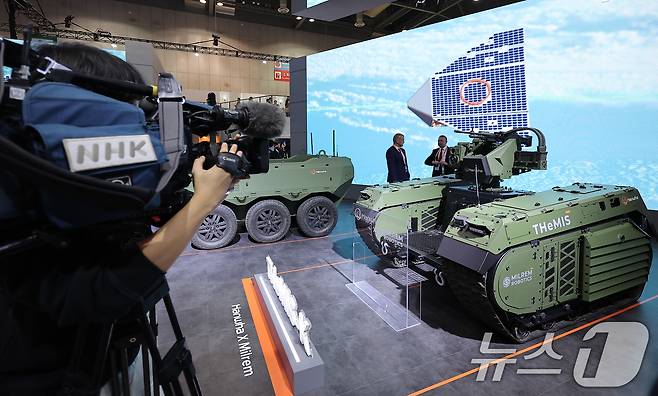 20일 경기 고양시 킨텍스에서 열린 서울국제항공우주 및 방위산업 전시회 'ADEX 2025'에서 한화 부스를 찾은 NHK 취재진들이 테미스-K를 취재하고 있다. 올해로 15회째를 맞는 서울 ADEX 2025는 전세계 35개국 600여개 업체가 참가해 항공우주 및 방위산업 관련 첨단 기술과 장비 등을 대거 선보인다. 2025.10.20/뉴스1 ⓒ News1 김성진 기자