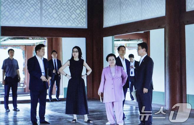 양문석 더불어민주당 의원이 지나날 22일 서울 여의도 국회 문화체육관광위원회에서 열린 국립중앙박물관 등에 대한 국정감사에서 김건희 여사와 이배용 전 국가교육위원장 등이 지난 2023년 9월 경복궁 경회루를 방문했을 때의 사진을 공개하고 있다. 당시 대통령실 문체비서관실 선임행정관으로 근무하며 경회루 방문에 동행한 정용석 국립박물관문화재단 사장은 이날 국감에서 김 여사가 근정전 용상에 스스로 1~2분 착석했다고 밝혔다. 2025.10.22/뉴스1 ⓒ News1 신웅수 기자