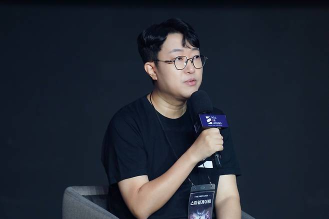 스마일게이트 개발 자회사 슈퍼크리에이티브의 김형석 PD가 28일 서울 마포구에서 열린 '카오스 제로 나이트메어' 미디어 시연회에서 취재진 질문에 답하고 있다.(스마일게이트 제공. 재판매 및 DB금지)2025.8.28/뉴스1
