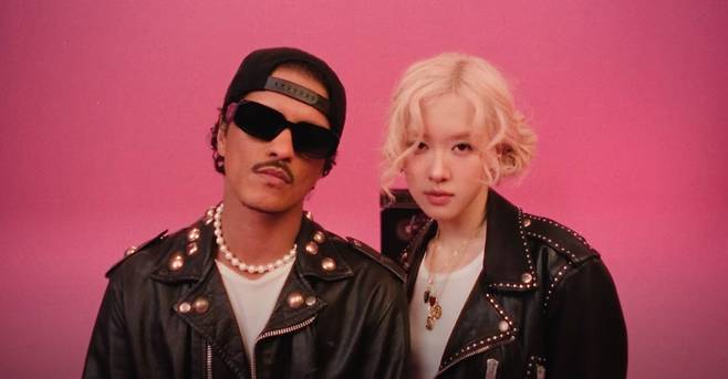 브루노 마스(왼쪽), 로제 / 사진=로제 '아파트' 뮤직비디오 갈무리