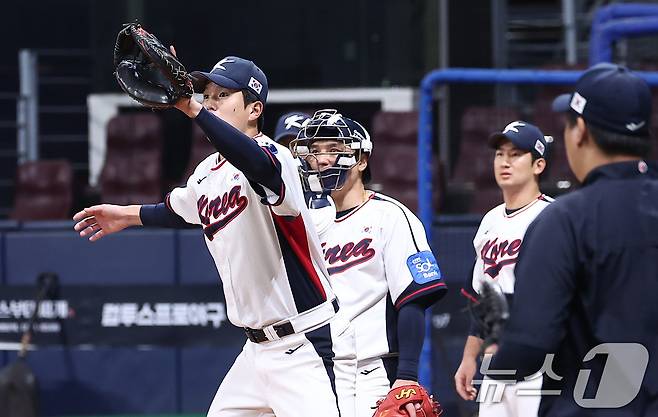 야구대표팀 조형우, 박동원, 최재훈이 7일 서울 고척스카이돔에서 수비 훈련을 하고 있다. 류지현 감독이 이끄는 대표팀은 오는 8,9일 체코에 이어 15,16일에 일본과의 평가전 경기를 치를 예정이다. 2025.11.7/뉴스1 ⓒ News1 김성진 기자