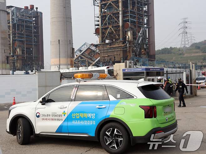 7일 오전 울산 남구 동서발전 울산화력발전소 보일러 타워 붕괴현장에서 고용노동부 안전보건공단 차량이 현장으로 들어서고 있다. 2025.11.7/뉴스1 ⓒ News1 황기선 기자