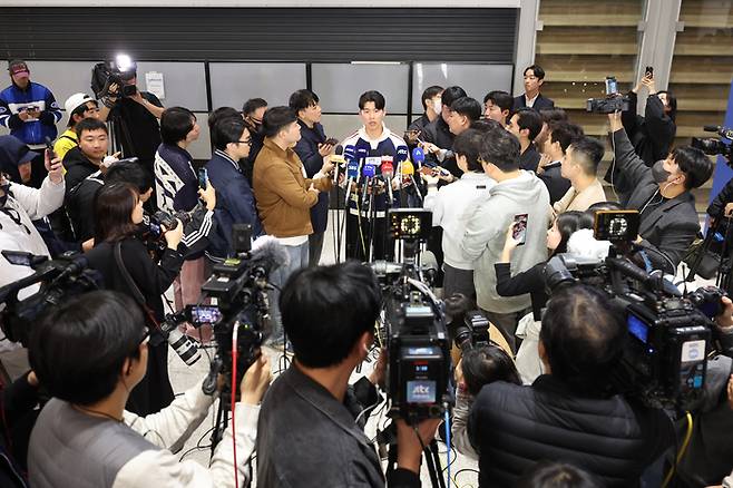 김혜성이 취재진 질문에 답하고 있다. 사진 | 연합뉴스