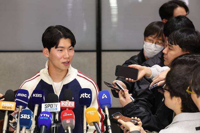 취재진 질문에 답하고 있는 김혜성. 사진 | 연합뉴스