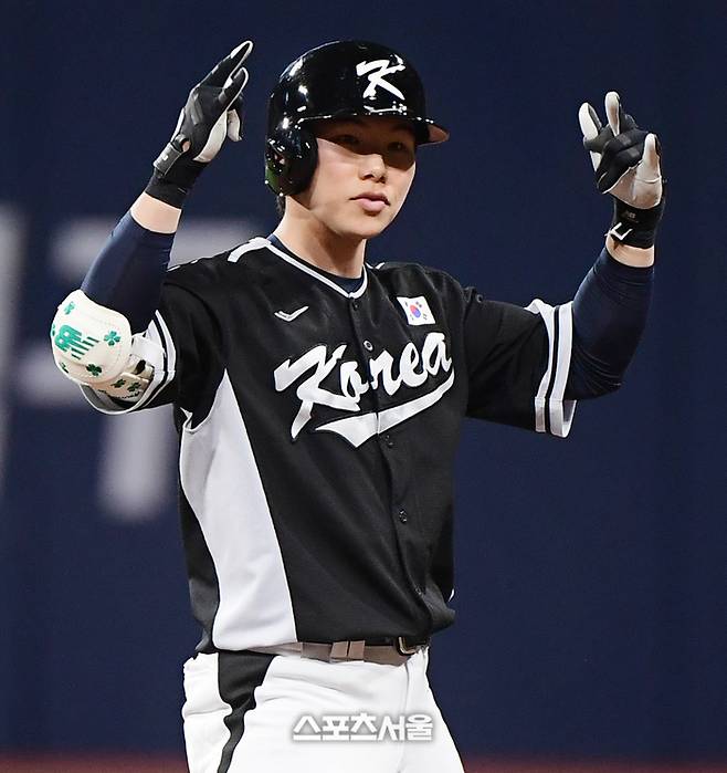 18일 서울 고척스카이돔에서 열린 ‘MLB 월드투어 서울 시리즈 2024’ 팀 코리아와 LA 다저스의 경기. 3회초 무사 1루 김혜성이 2루타를 친 후 환호하고 있다. 사진 | 스포츠서울 DB