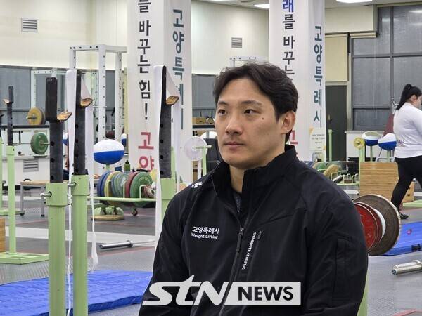 인터뷰를 진행하고 있는 진윤성. /사진(고양)=유다연 기자