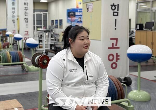 역도선수 박혜정이 지난 5일 장미란체육관에서 진행한 인터뷰 중 포즈를 취하고 있다. /사진(고양)=강의택 기자