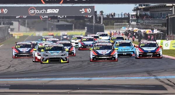 TCR 레이싱 경기를 하고 있다. /사진=인제스피디움