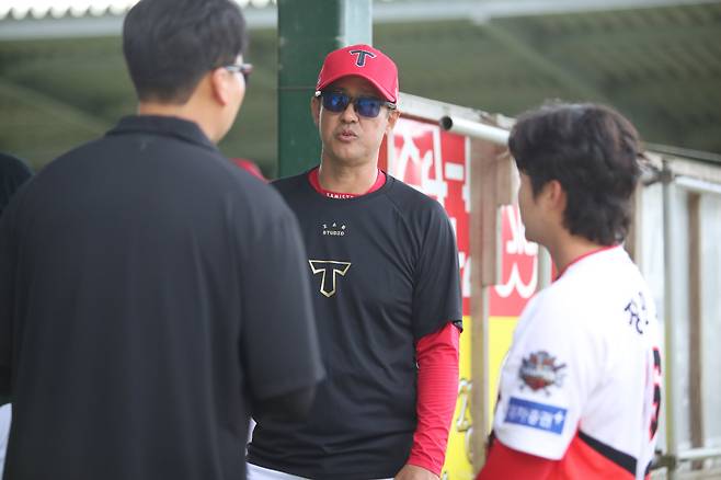 타카하시 켄 KIA 타이거즈 2군 투수코치(가운데)와 대화를 나누는 장민기(오른쪽). 사진제공=KIA 타이거즈
