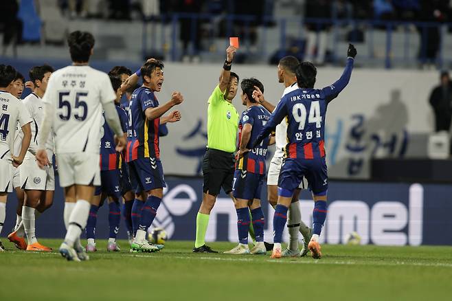 수원종합운동장/ K리그1/ 파이널B/ 수원FC vs 대구FC/ 김용우 주심/ 대구 카이오 퇴장/ 레드카드/ 사진 김경태