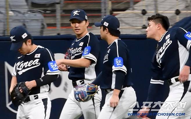 수비 훈련을 마친 뒤 박해민에게 먼저 용기내 다가간 문현빈.