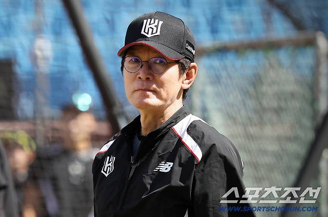 KT 이강철 감독이 2025 타오위안 아시아 프로야구 교류전에서 훈련하는 선수들을 지켜보고 있다. 사진제공=KT 위즈