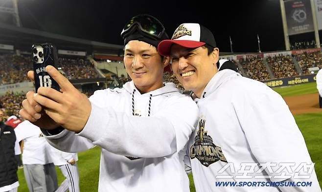 '한국시리즈 통합우승 IN 잠실' 행사가 1일 잠실구장에서 열렸다. LG 오지환, 박동원이 팬들과 함께 우승의 기쁨을 만끽하고 있다. 잠실=박재만 기자 pjm@sportschosun.com/2025.11.01/