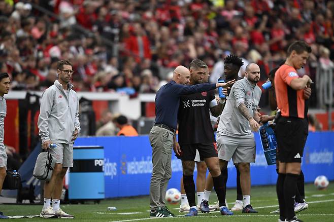 Bayer Leverkusen's Dutch head coach Erik ten Hag (C) chats with Bayer Leverkusen's German midfielder #08 Robert Andrich during the German first division Bundesliga football match between Bayer 04 Leverkusen and TSG 1899 Hoffenheim in Leverkusen, western Germany on August 23, 2025. (Photo by INA FASSBENDER / AFP) / DFL REGULATIONS PROHIBIT ANY USE OF PHOTOGRAPHS AS IMAGE SEQUENCES AND/OR QUASI-VIDEO <저작권자(c) 연합뉴스, 무단 전재-재배포, AI 학습 및 활용 금지>