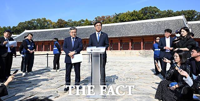 최휘영 문화체육관광부 장관(가운데)이 7일 오후 서울 종로구 종묘 정전 하월대에서 종묘 앞 개발 관련 대법원 판결에 대한 입장을 밝히고 있다. /임영무 기자