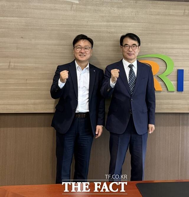 장충남(오른쪽) 남해군수가 지난달 열린 철도 전문가들과 간담회에서 사공명 한국철도기술연구원 원장과 기념 촬영을 하고 있다. /남해군