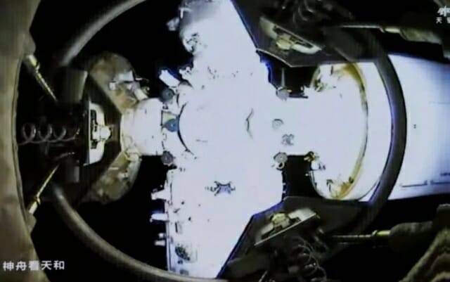선저우 20호 우주비행사들이 선저우 21호 우주인들에게 업무를 인계한 모습 (사진=CNSA)