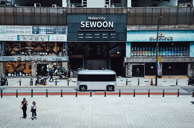 청계천을 순환하는 버스로 운영중인 오토노머스에이투지의 자율주행차 로이(ROii)