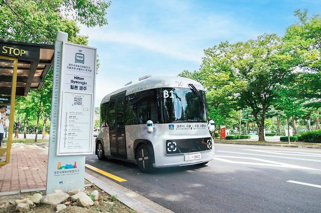 APAC 2025가 개최된 경주에서 주행중인 레벨 4 자율주행차 오토노머스에이투지 로이(ROii)