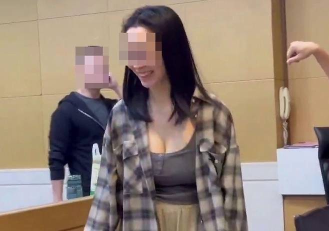 프린스그룹 대만 거점의 비서 류춘위가 법정을 나서며 웃고 있다./대만 뉴스채널 중톈(中天·CTI) 캡처