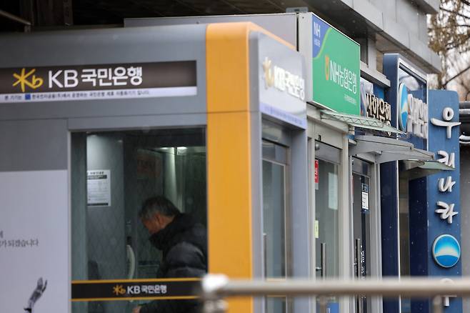 서울 시내에 설치된 시중은행 ATM 기기 모습./뉴스1