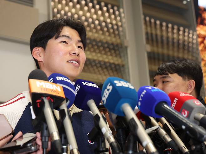 메이저리그(MLB) 진출 첫 시즌부터 월드시리즈(WS) 우승을 함께한 LA 다저스 김혜성이 6일 오후 인천국제공항을 통해 입국, 취재진 질문에 답하고 있다. /뉴스1