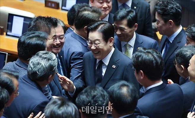 이재명 대통령이 지난 4일 오전 국회 본청에서 열린 국회 본회의에서 2026년도 예산안 및 기금운용계획안 대통령 시정연설을 마친 뒤 박수를 받으며 본회의장을 나서고 있다. ⓒ데일리안 홍금표 기자