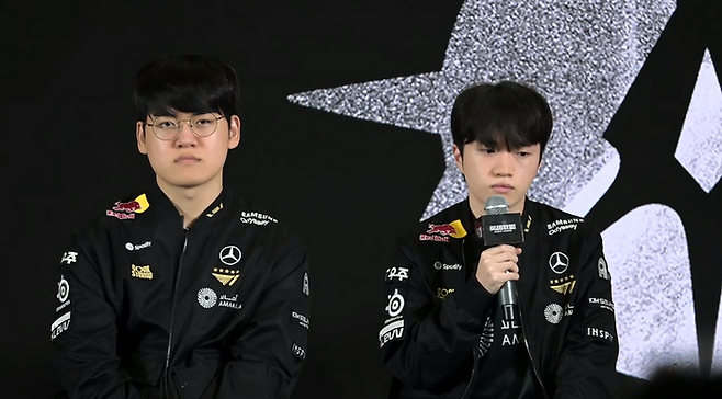 '구마유시' 이민형(왼쪽)과 '케리아' 류민석이 7일 중국 청두에서 열린 2025 롤드컵 결승 미디어데이에 참석해 취재진의 질문에 답변하고 있다. 라이엇 게임즈 온라인 중계 캡처.